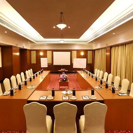 Greenpark Chennai Esterno foto A meeting room at a hotel