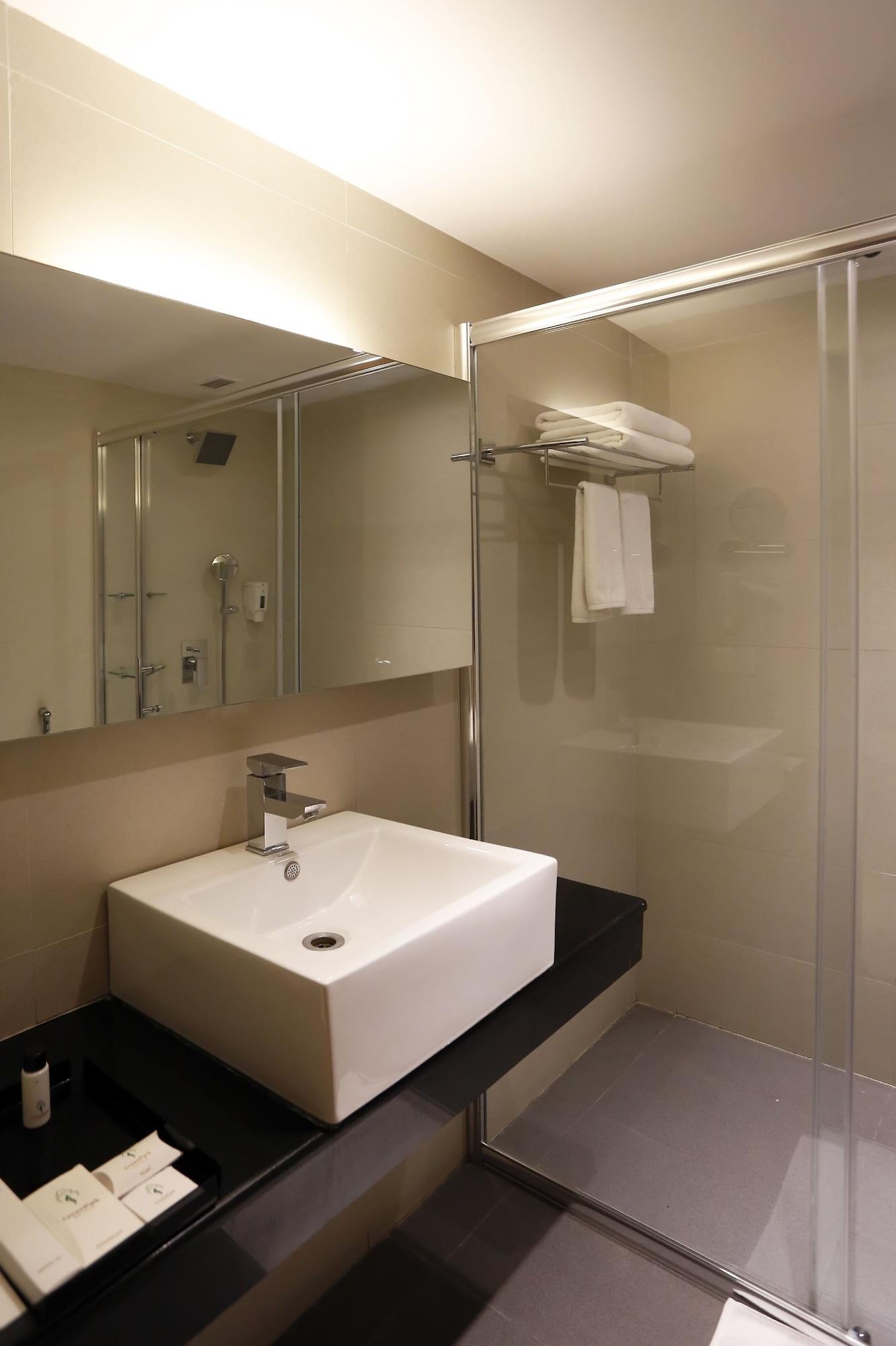 Greenpark Chennai Esterno foto A bathroom in a hotel