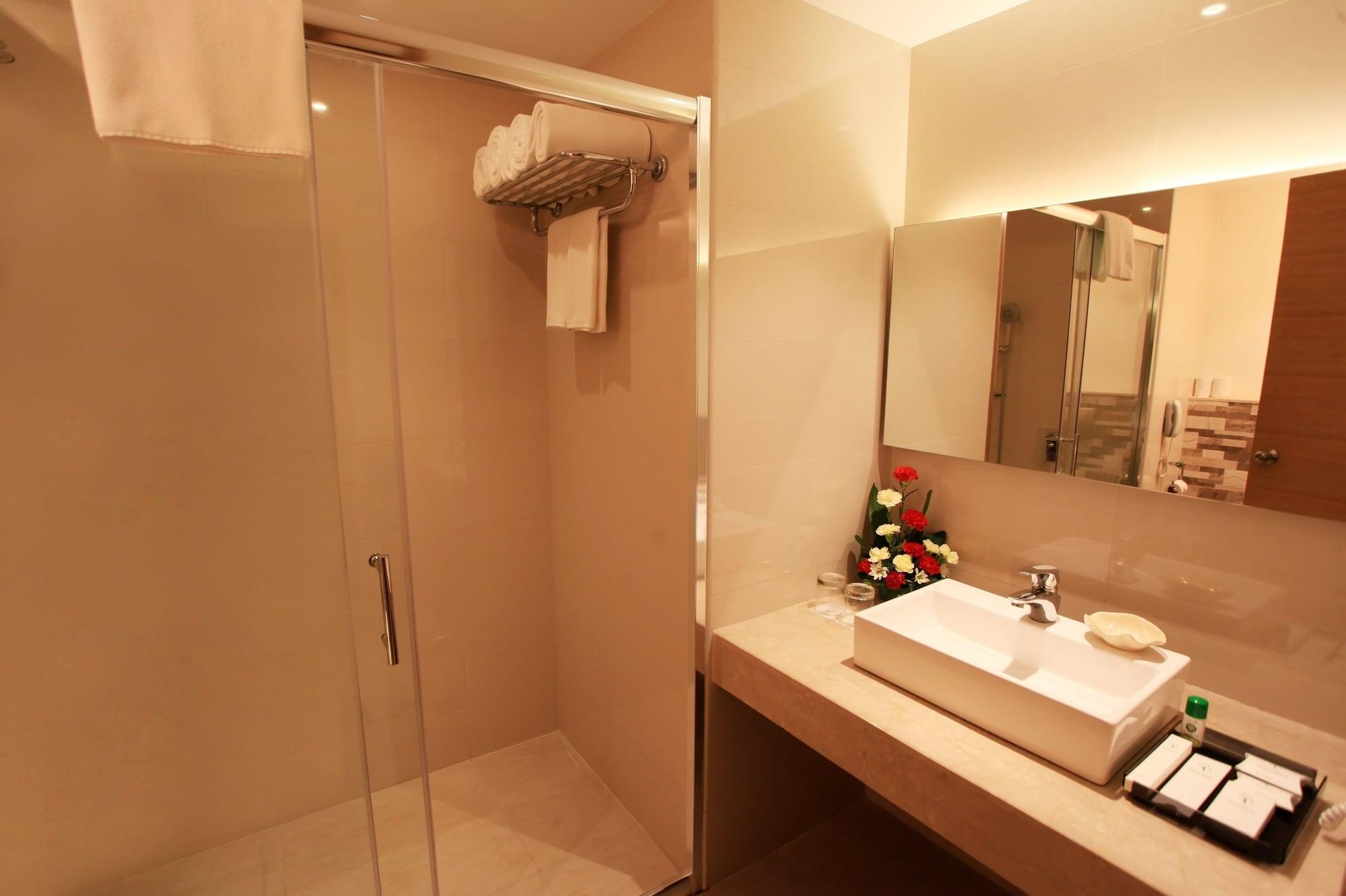 Greenpark Chennai Esterno foto A shower cubicle