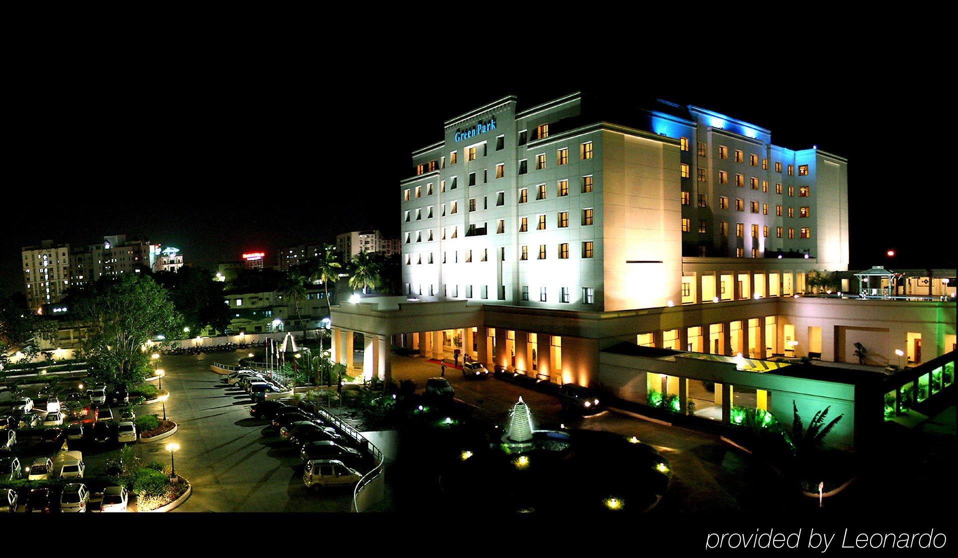 Greenpark Chennai Esterno foto The hotel at night