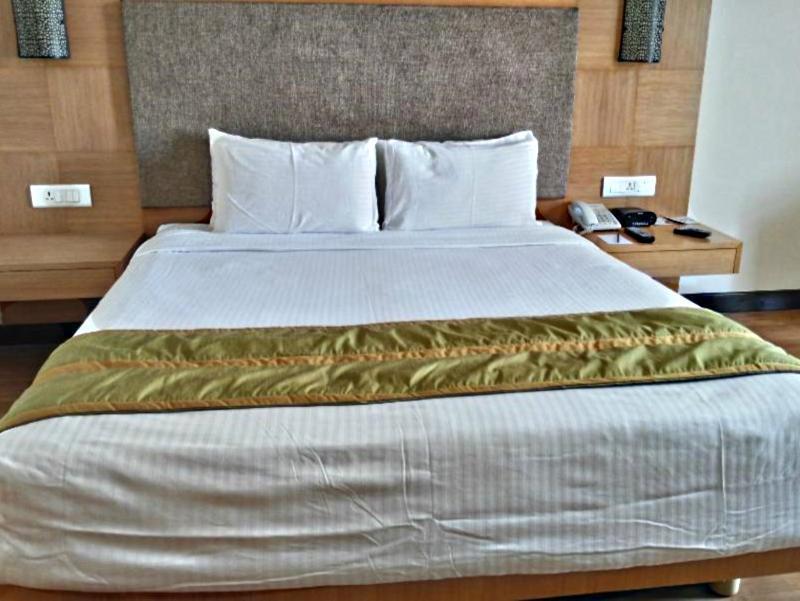 Greenpark Chennai Esterno foto A bed with a bed runner