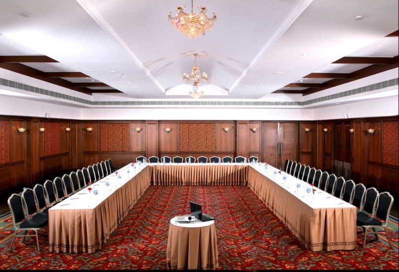 Greenpark Chennai Esterno foto A meeting room at a hotel
