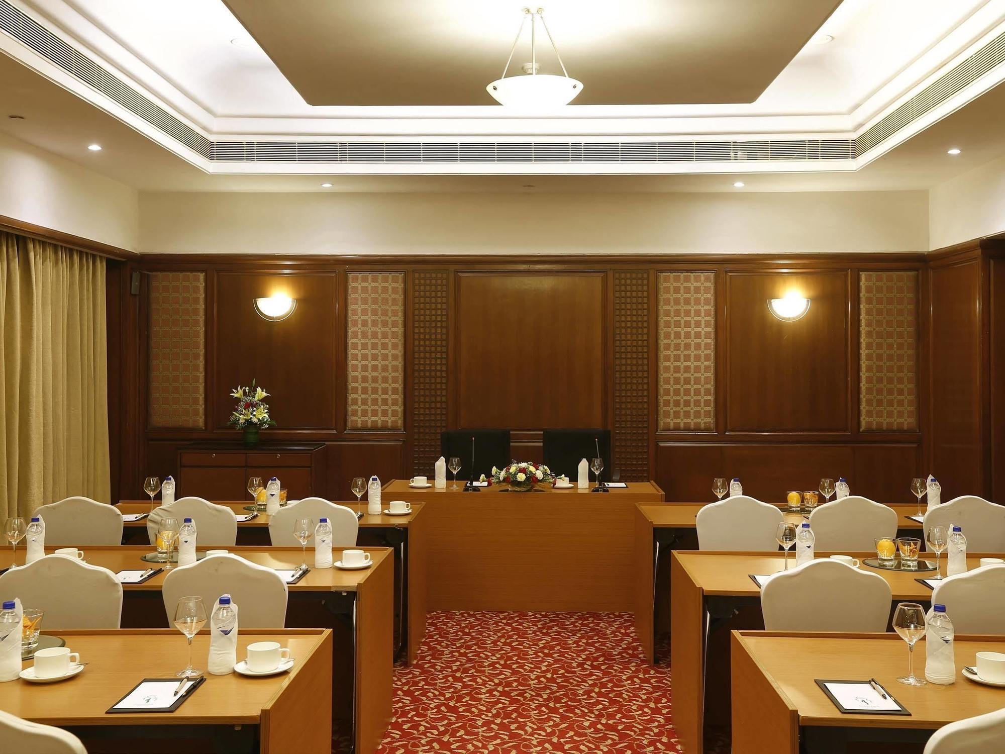 Greenpark Chennai Esterno foto A meeting room at a hotel
