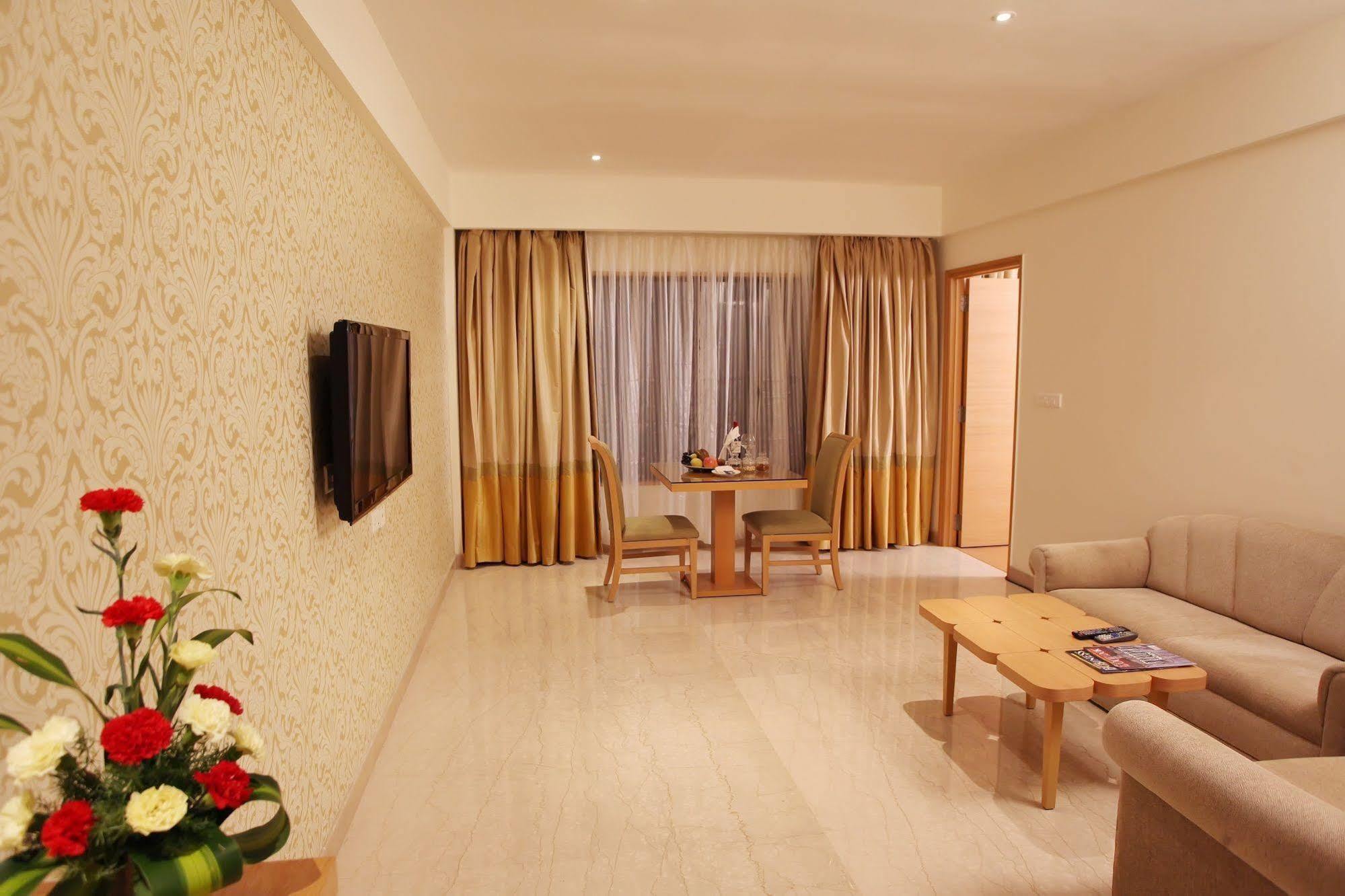 Greenpark Chennai Esterno foto A suite at the hotel
