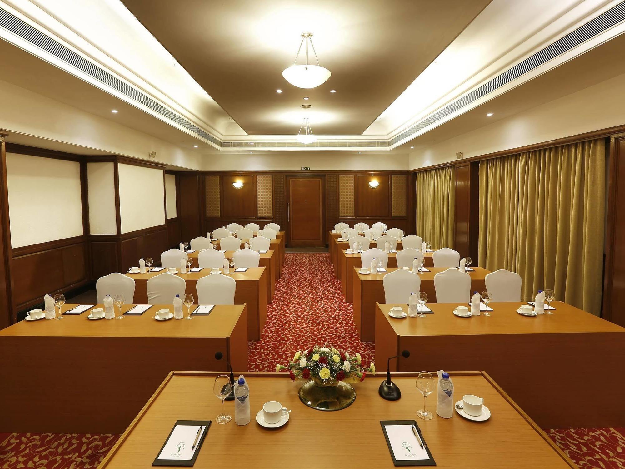 Greenpark Chennai Esterno foto Meeting room at the Taj Bengal