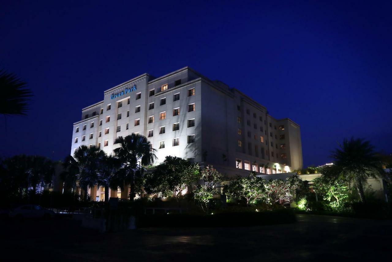 Greenpark Chennai Esterno foto The hotel at night