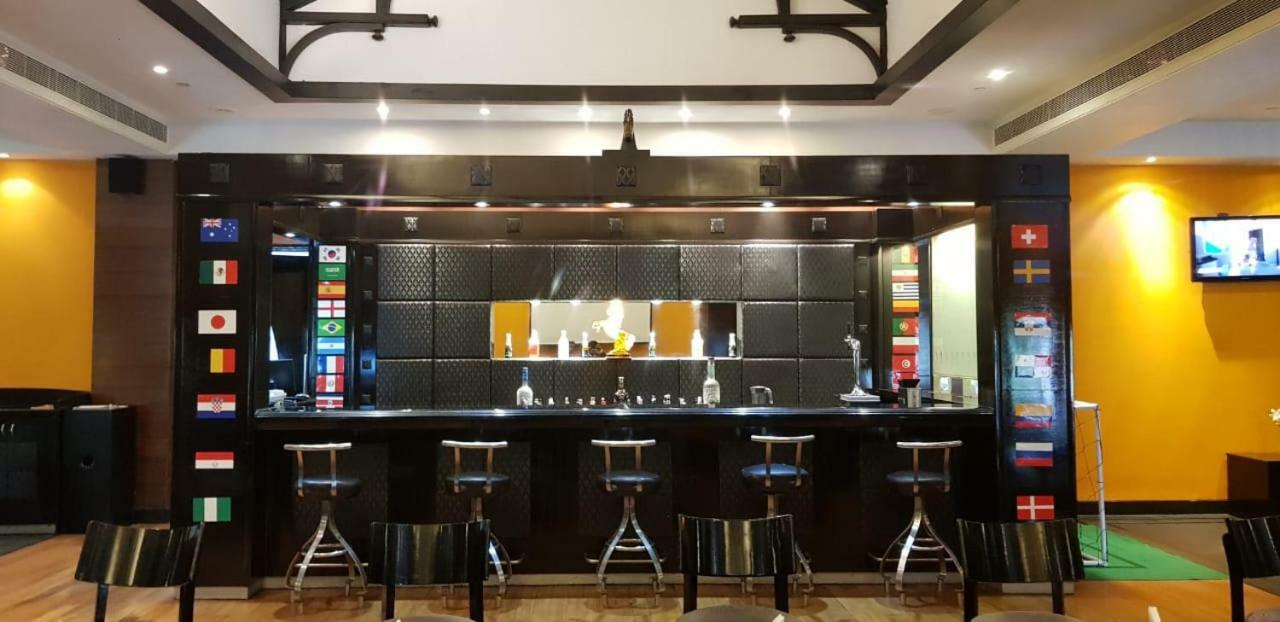Greenpark Chennai Esterno foto A coffee bar in a coffee shop