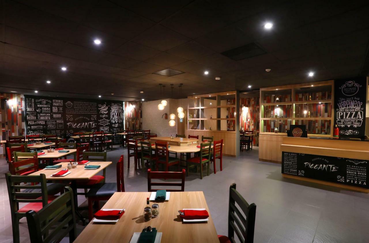 Greenpark Chennai Esterno foto Interior of a restaurant in Paris