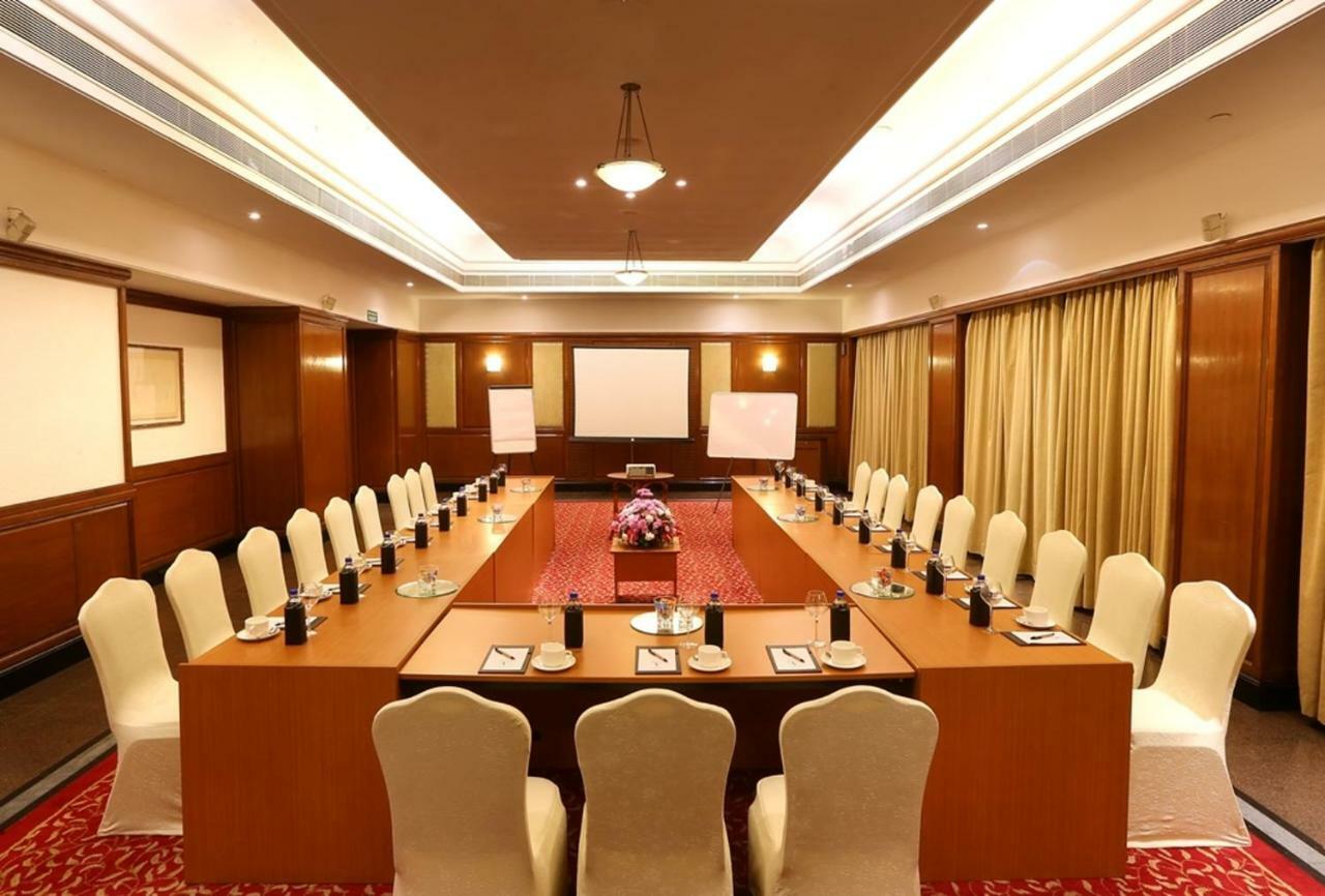 Greenpark Chennai Esterno foto A meeting room at a hotel