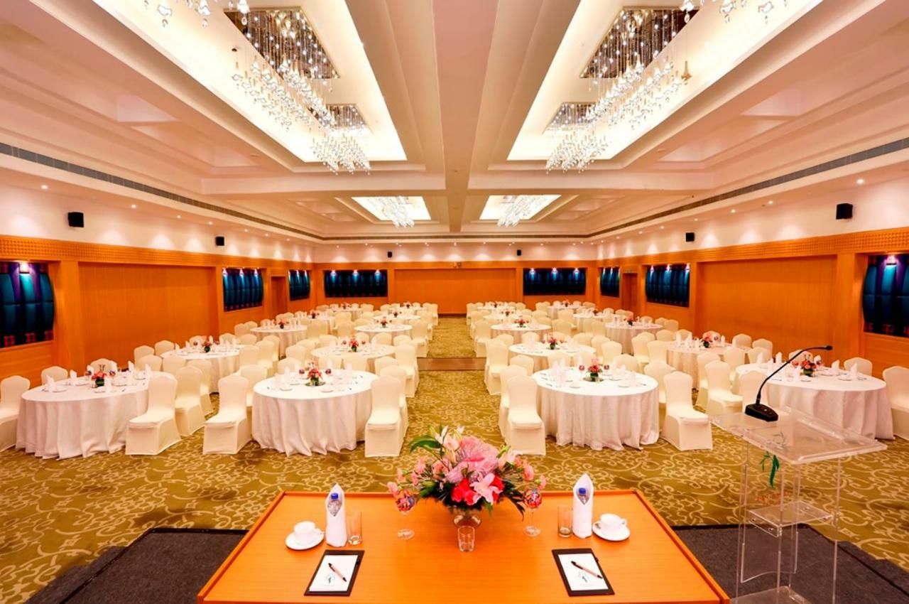 Greenpark Chennai Esterno foto The Royal Hall