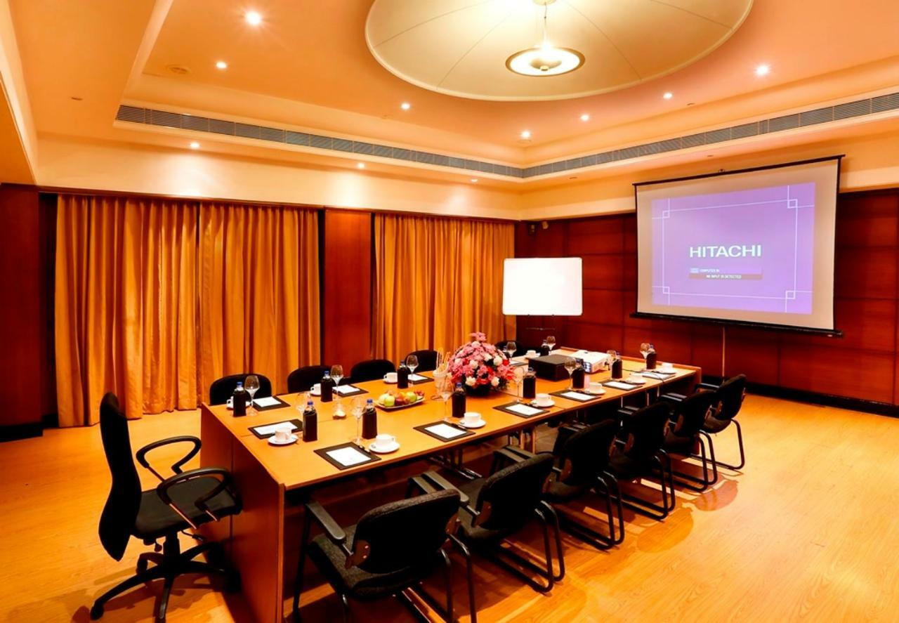 Greenpark Chennai Esterno foto Boardroom at the Taj Bengal