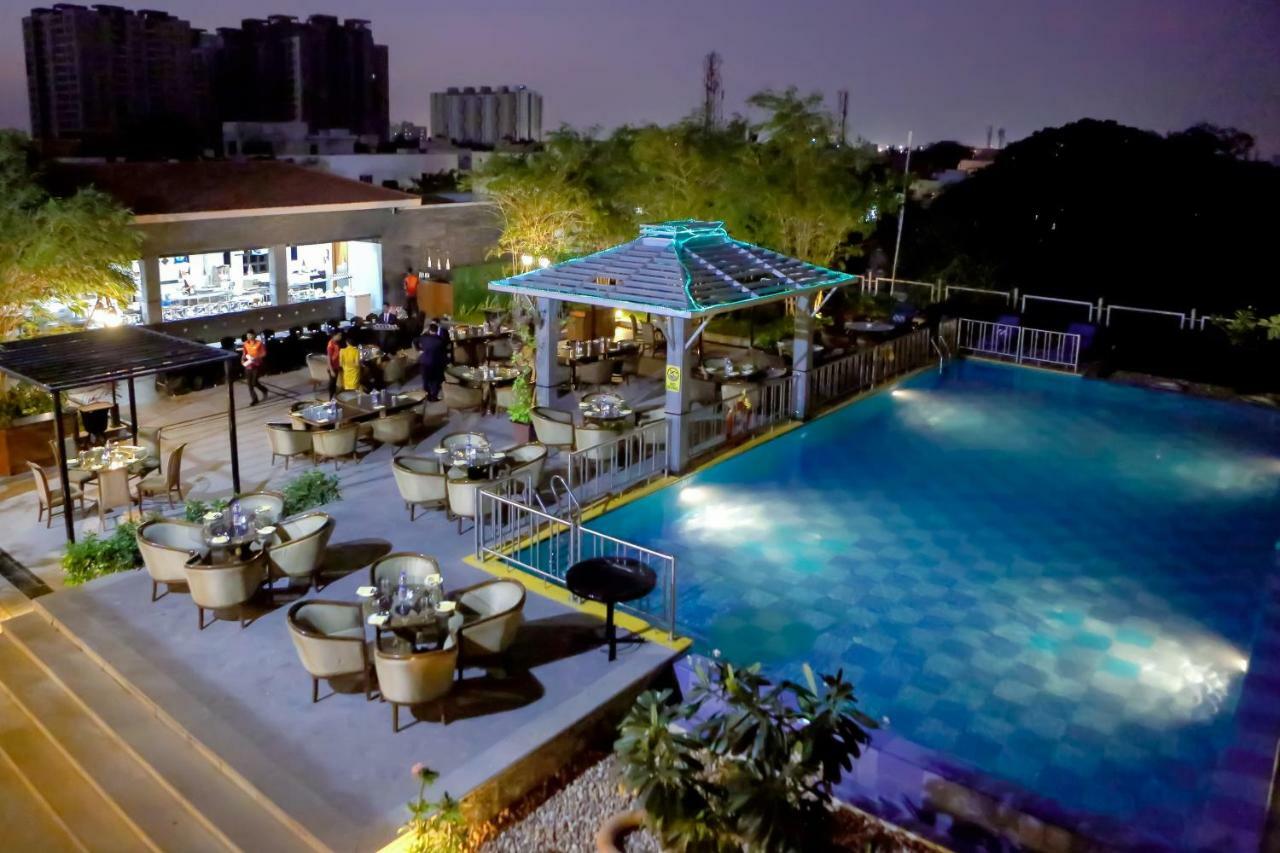 Greenpark Chennai Esterno foto The swimming pool at the hotel